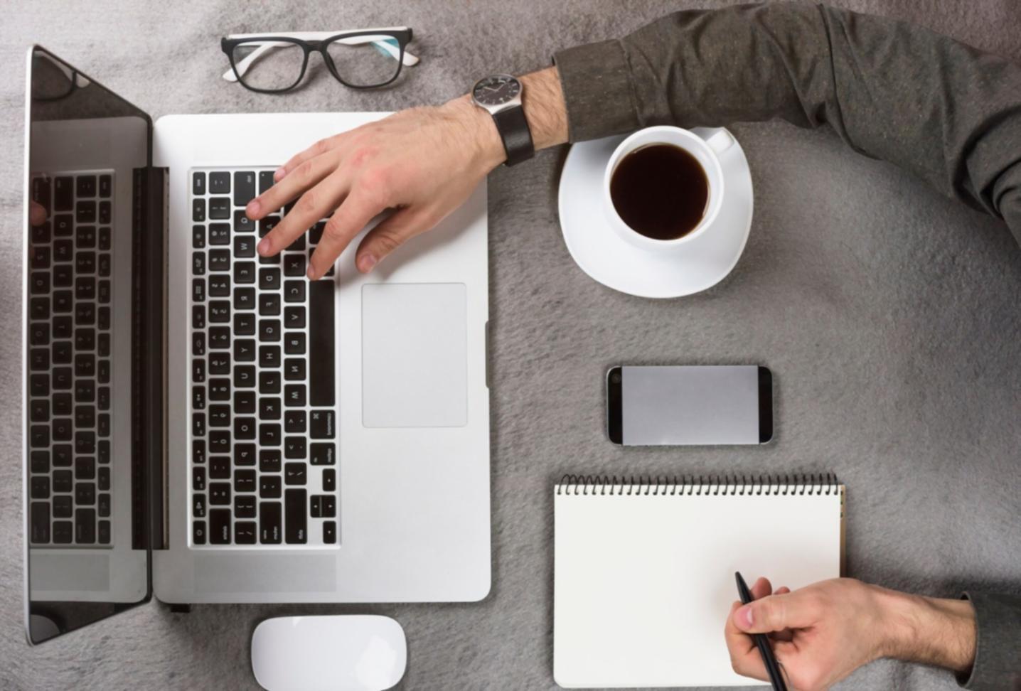 Presentación de datos financieros con visualizaciones de tendencias y proyecciones de inversión