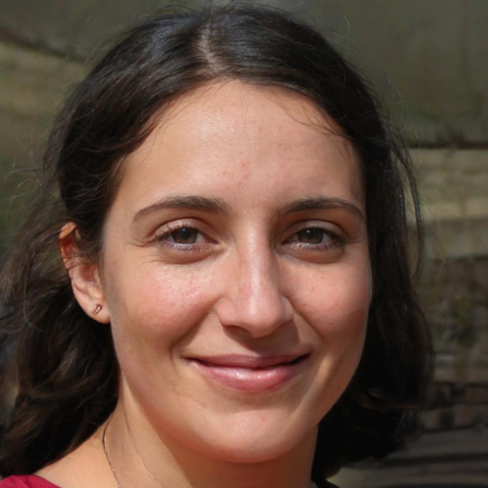 Directora financiera revisando informes de inversión