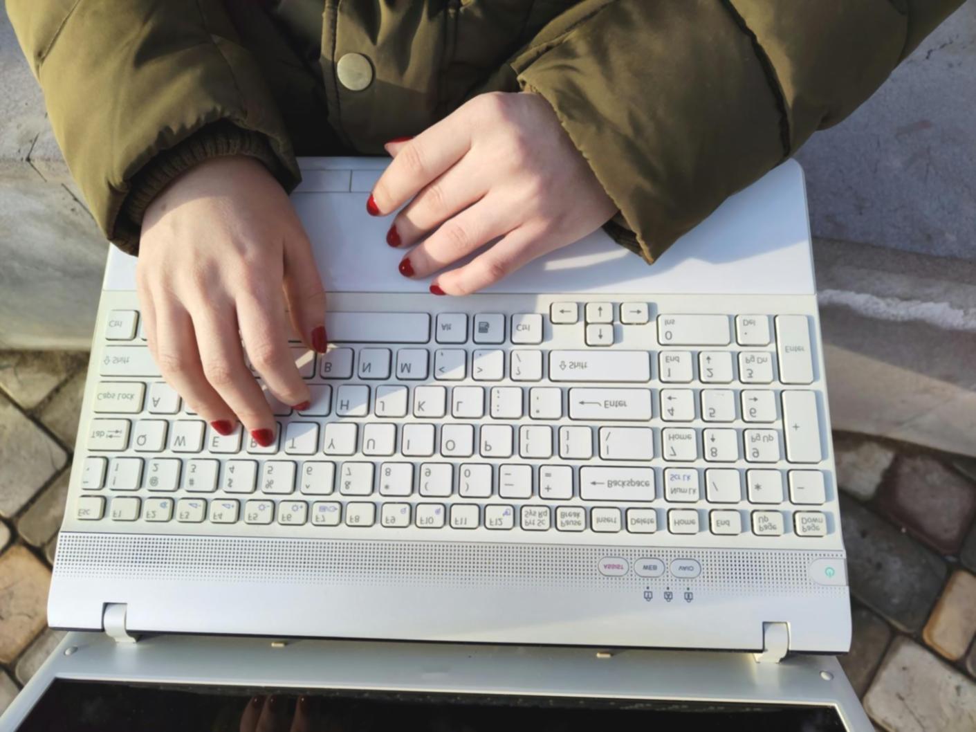 Profesionales analizando informes financieros en sesión de formación práctica