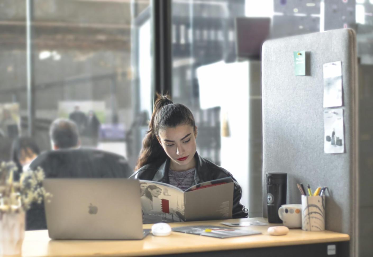 Sala de formación con participantes trabajando en análisis financiero colaborativo
